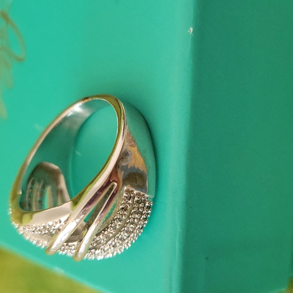 Beautiful Ring - Picture 2 of 4